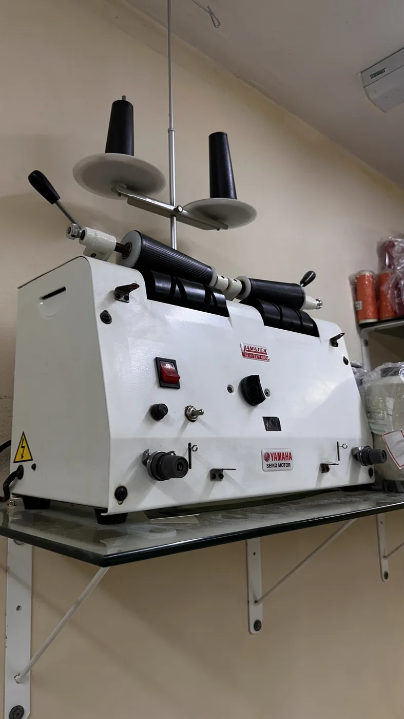 Foto real de Rebobinadeira de Linha Industrial 2 Postos para Cones