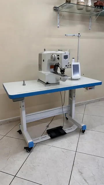 Máquina de costura Simmer SM-1900 Travete / Botoneira em foto real