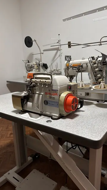 Máquina de costura Siruba Interlock 757Q 5 Fios em foto real