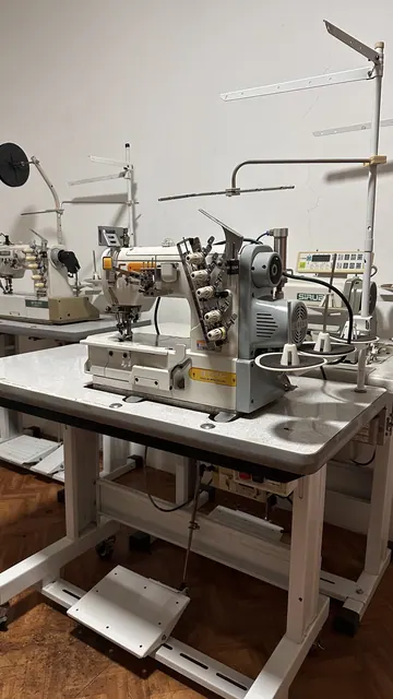 Máquina de costura Siruba F007KD Galoneira / Cobertura Plana em foto real