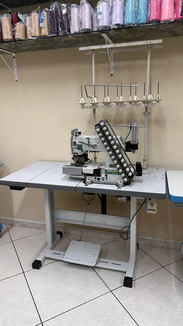 Máquina de costura Siruba VC008 Elastiqueira 12 Agulhas em foto real